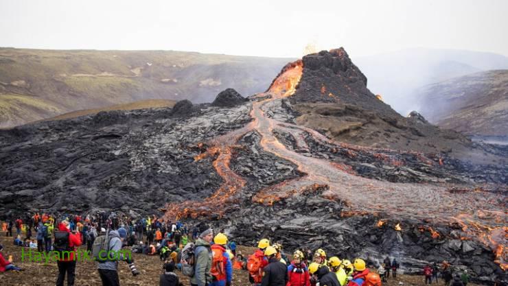 حشود تتدفق إلى موقع بركان أيسلندا للحصول على نظرة من قرب