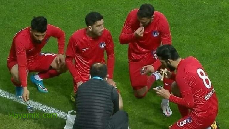 في أول أيام رمضان لاعبون يفطرون أثناء مباراة رسمية على أرض الملعب