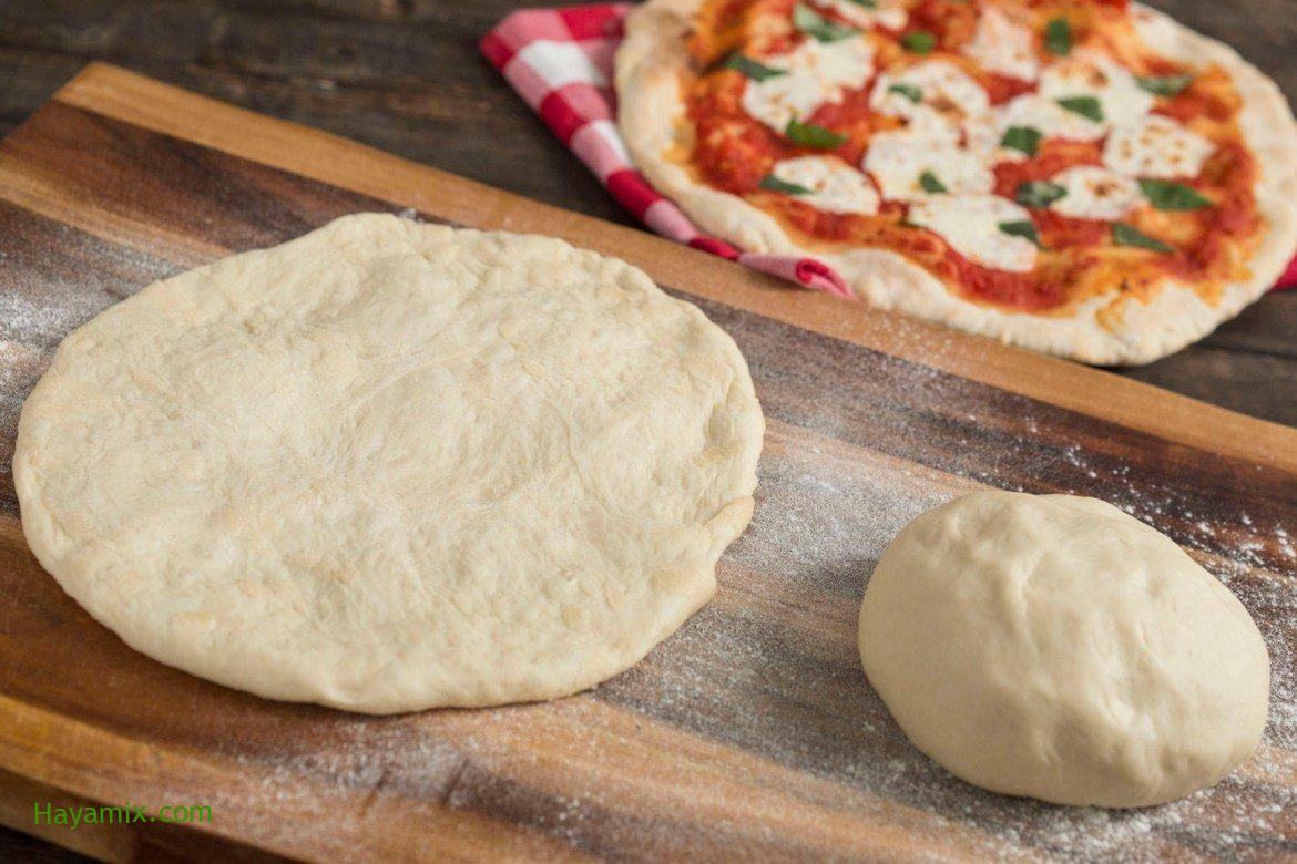 كيفية تحضير عجينة البيتزا السريعة الهشة بمكونات اقتصادية في البيت
