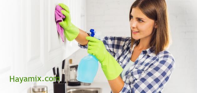 الحل السحري لتنظيف خزان المطبخ من الدهون والأتربة بكل سهولة وبدون مجهود