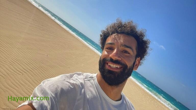 اللاعب محمد صلاح على البحر مع إعلامية رياضية