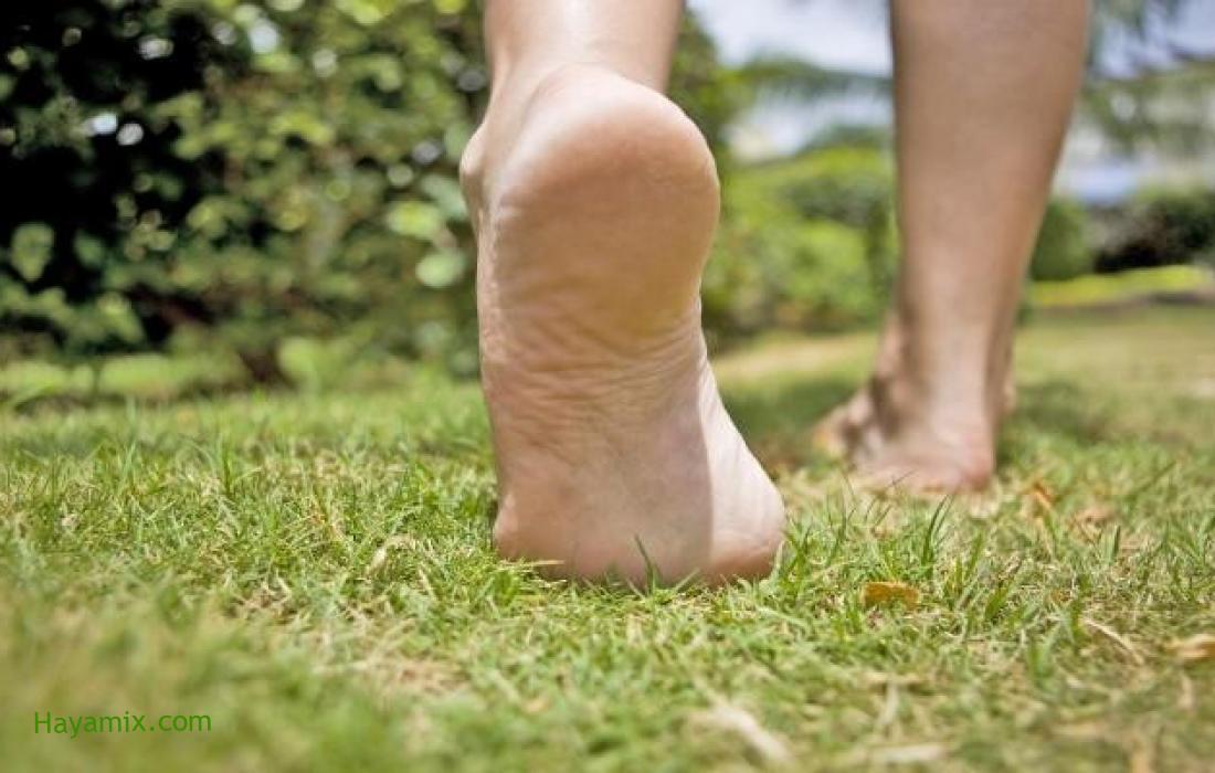 هل تؤثر عادة المشي حافي القدمين على صحتك؟