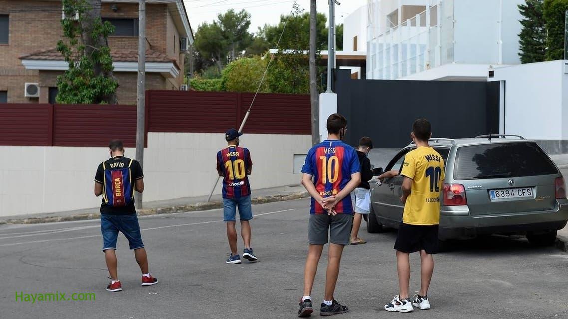 مشجعو برشلونة يحيطون منزلة
