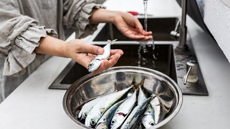 كيف تنظف السمك؟  نصائح لتنظيف الأسماك في المنزل حسب نوعها