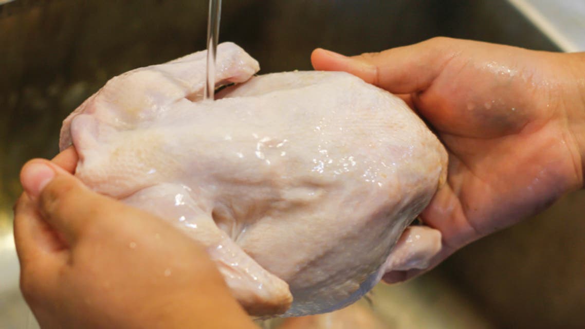 تحذير من غسل الدجاج واللحوم قبل الطهي