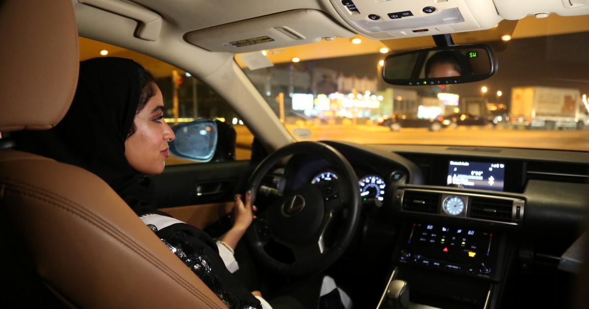 شاهد: امرأة سعودية تقتحم مكتب stc في الرياض بسيارتها