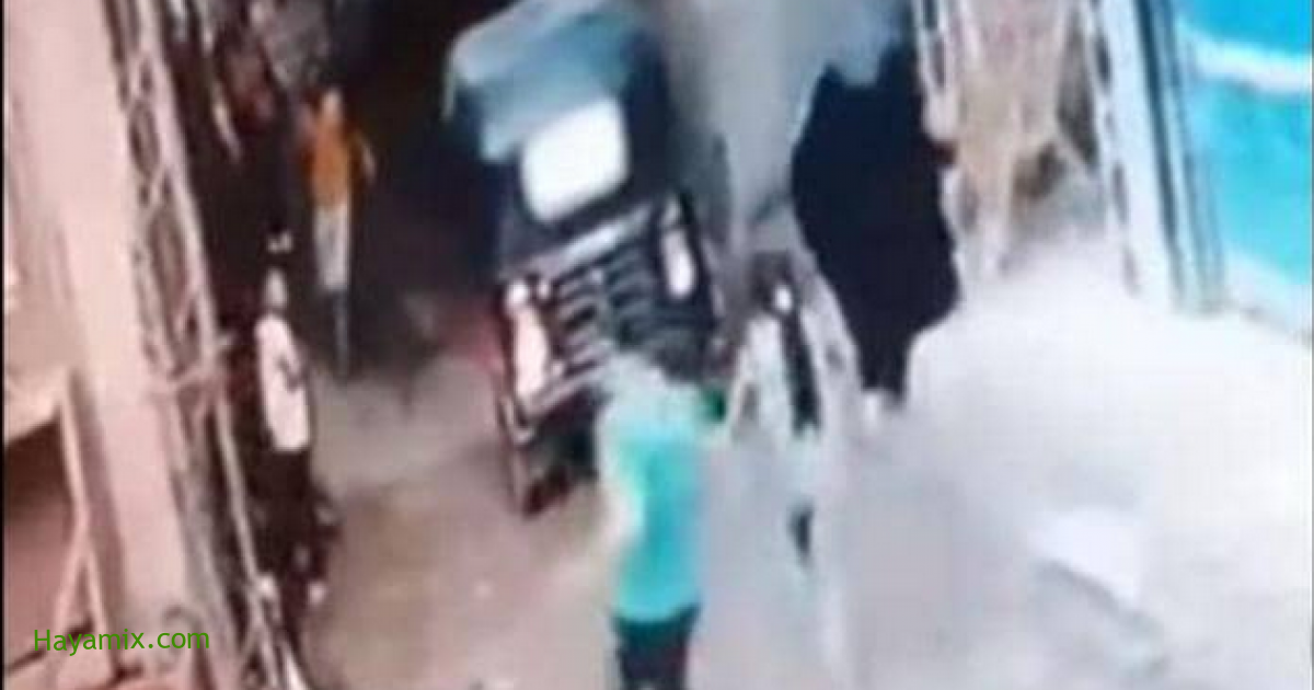 بالفيديو: شاب ينقذ طفلا من صعقة كهربائية في مصر
