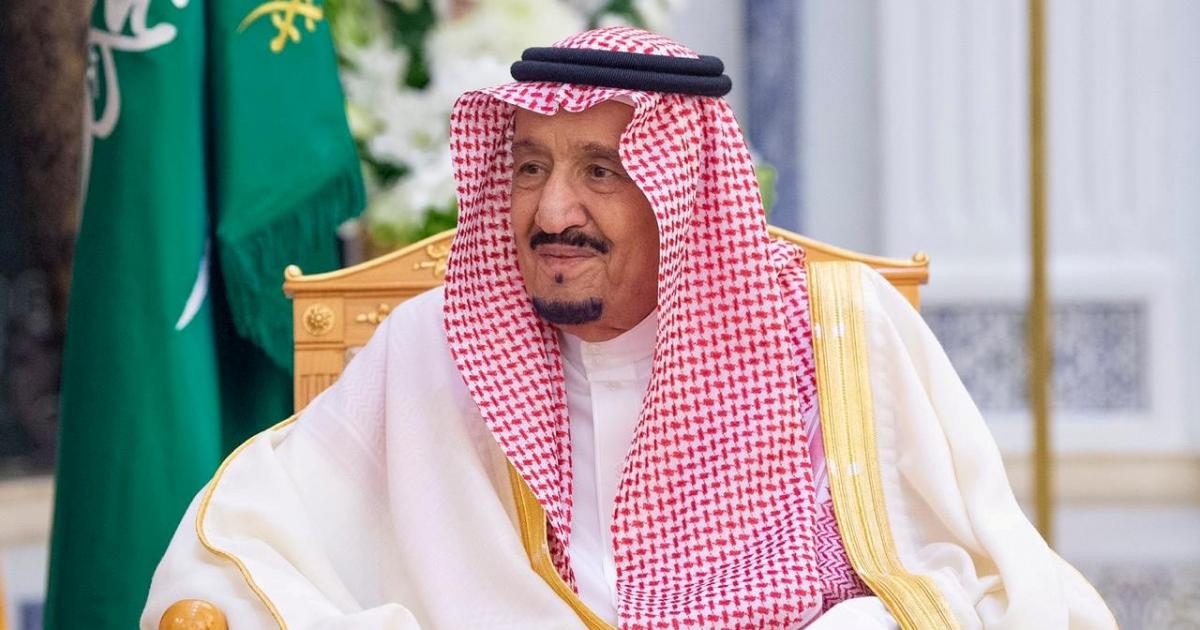 صورة نادرة تجمع الملك السعودي بنجله الأمير عبد العزيز