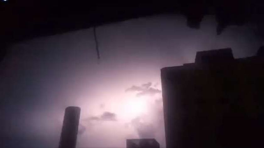 فيديوهات لسقوط أمطار غزيرة وعاصفة رعدية وبرق في بعض المحافظات