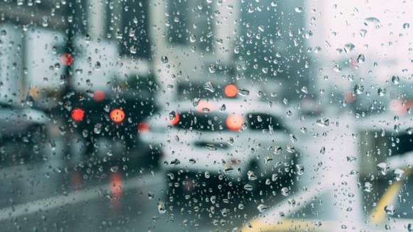 مدرب قيادة يقدم 10 نصائح للسائقين في الأمطار: «امشي على مهلك»