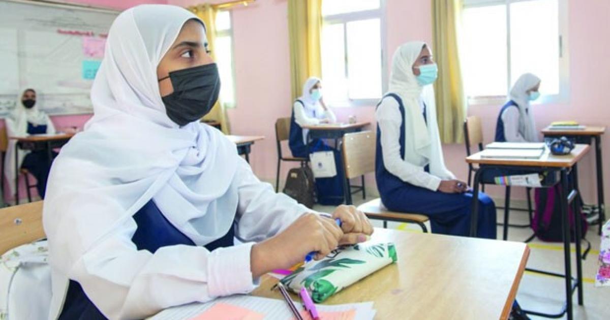 قصة فصل سندس المقبالي من المدرسة في سلطنة عمان – استمع