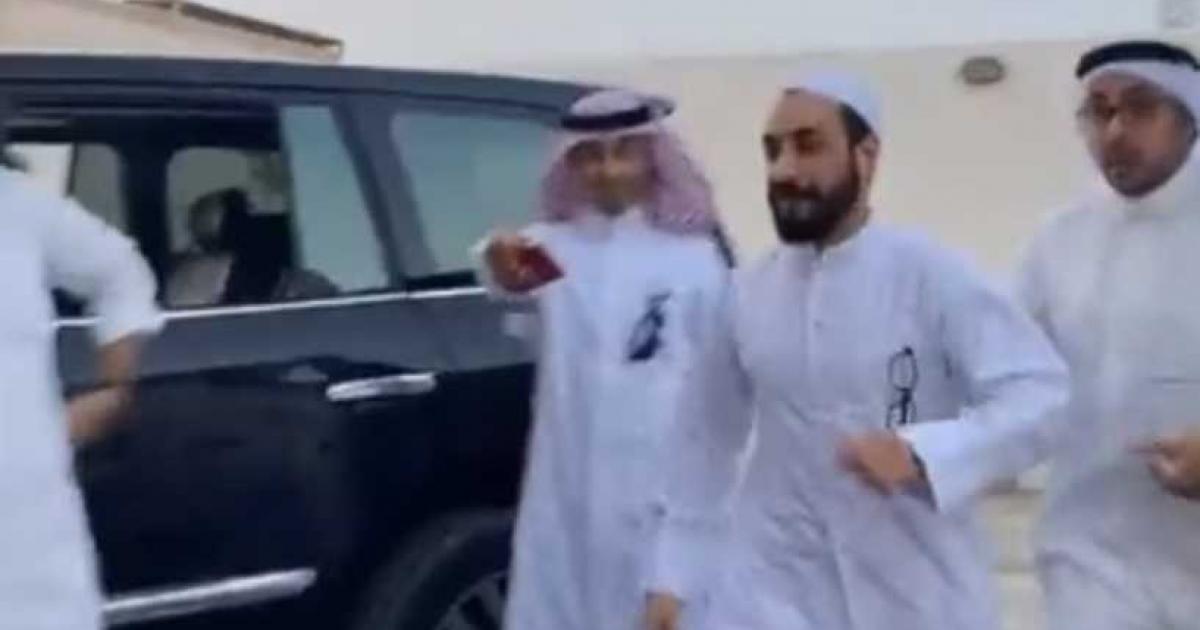 لحظة الإفراج عن علي النمر المُعتقل السعودي – علي النمر ويكيبيديا