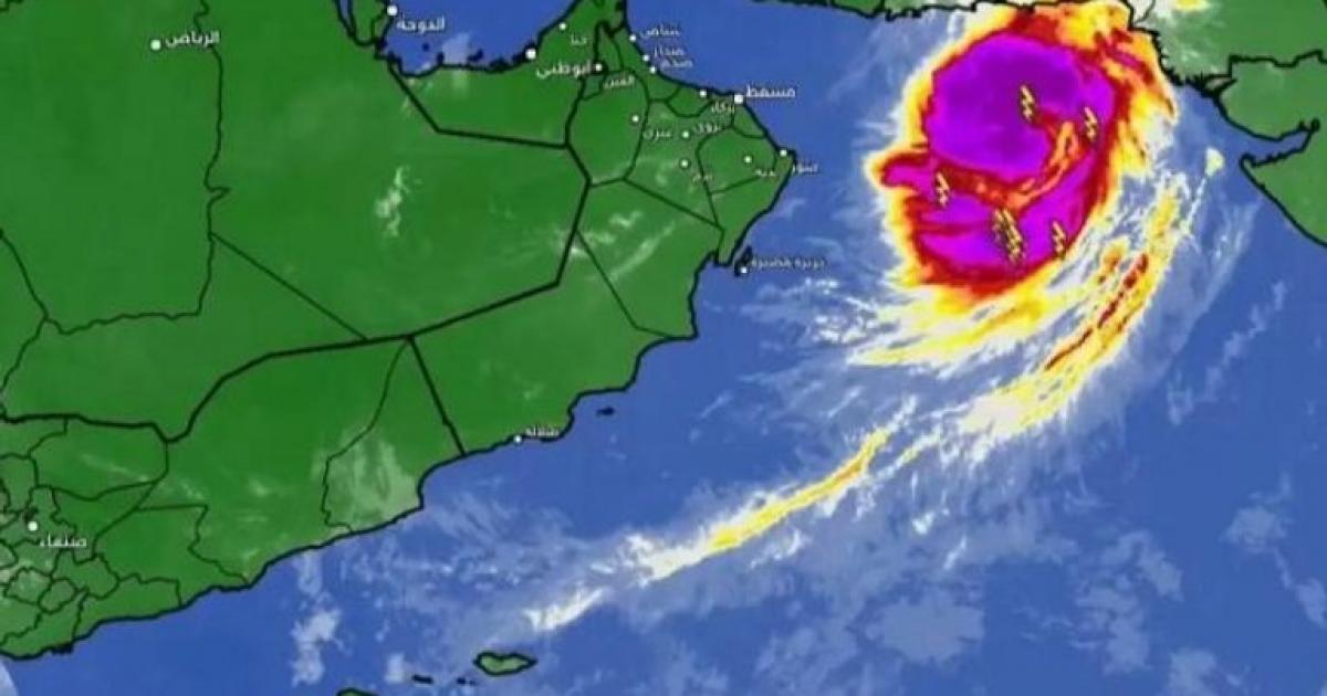 بداية تأثير اعصار شاهين على سلطنة عمان