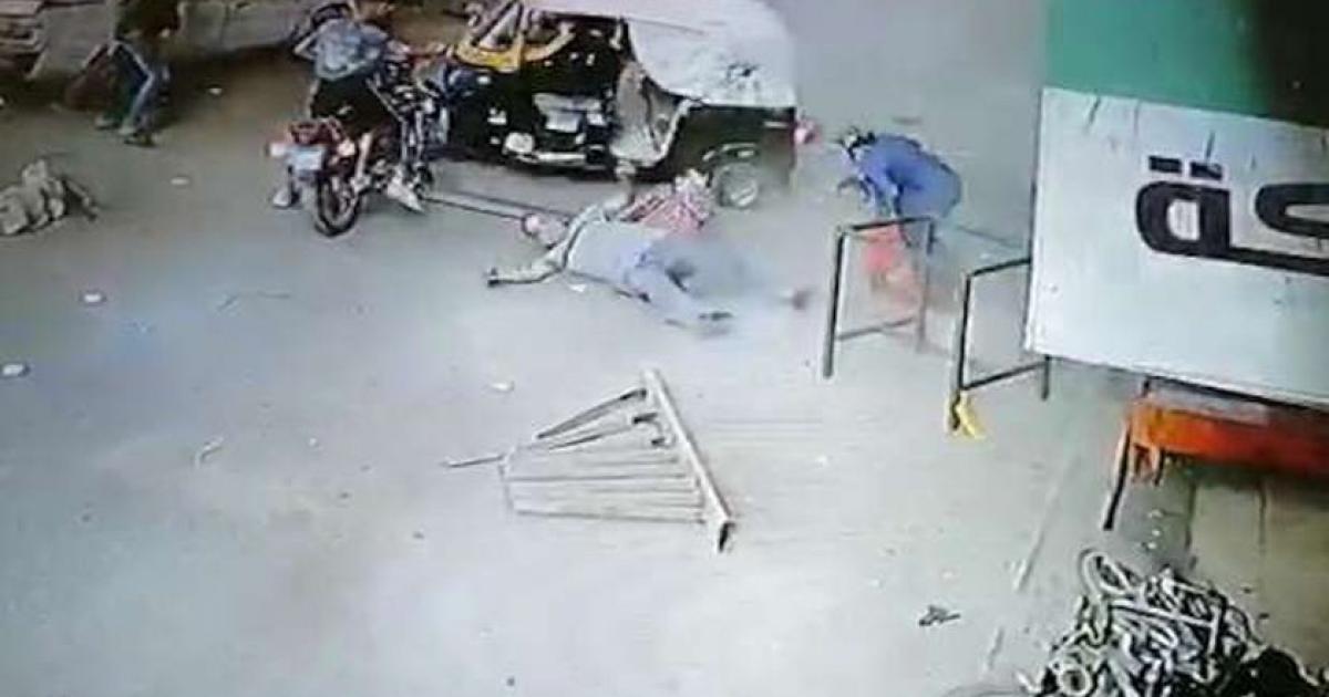 فيديو مؤلم.. سقوط سيارة على رؤوس المارة في مصر