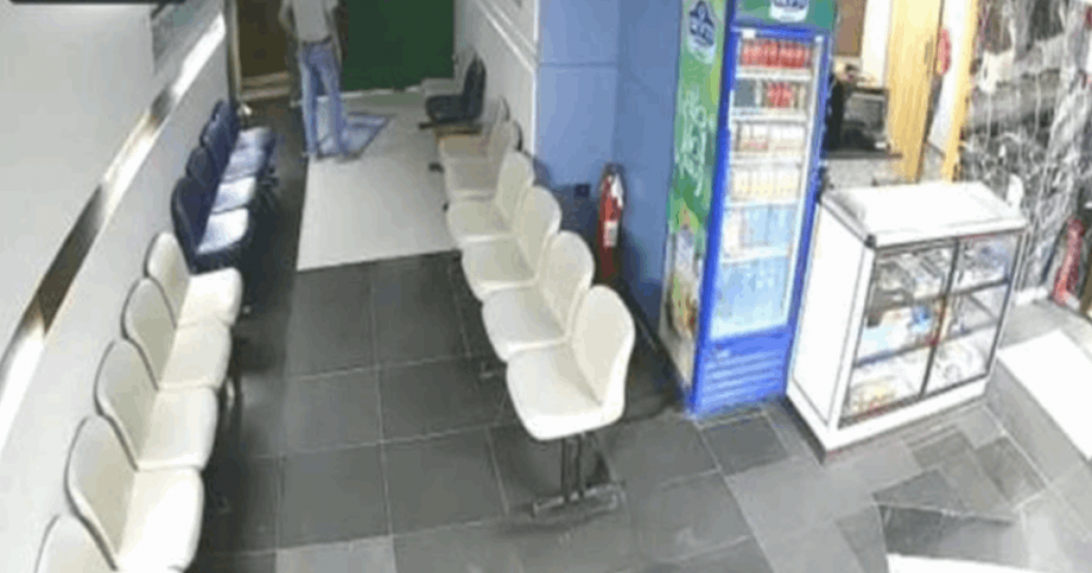 فيديو: وفاة شاب أثناء الصلاة في مقر عمله