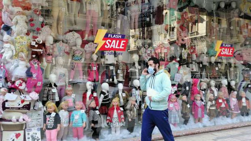محلات الملابس تعلن عن مواعيد عروض «الجمعة البيضاء».. تخفيضات 70%