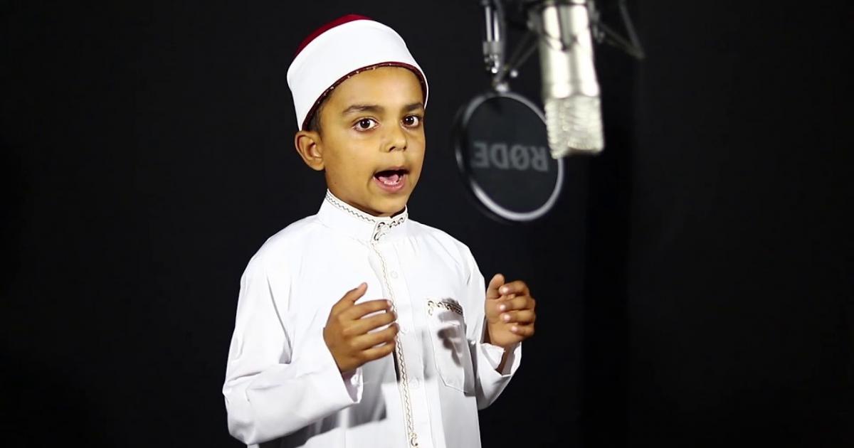 بالفيديو: معجزة طفل مصري في الانشاد خلال مديح نبوي