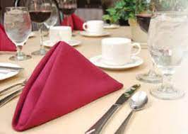 تصنع مناديل المائدة من الأقمشة أو الورق الملون بألوان متعددة وأحجام مختلفة