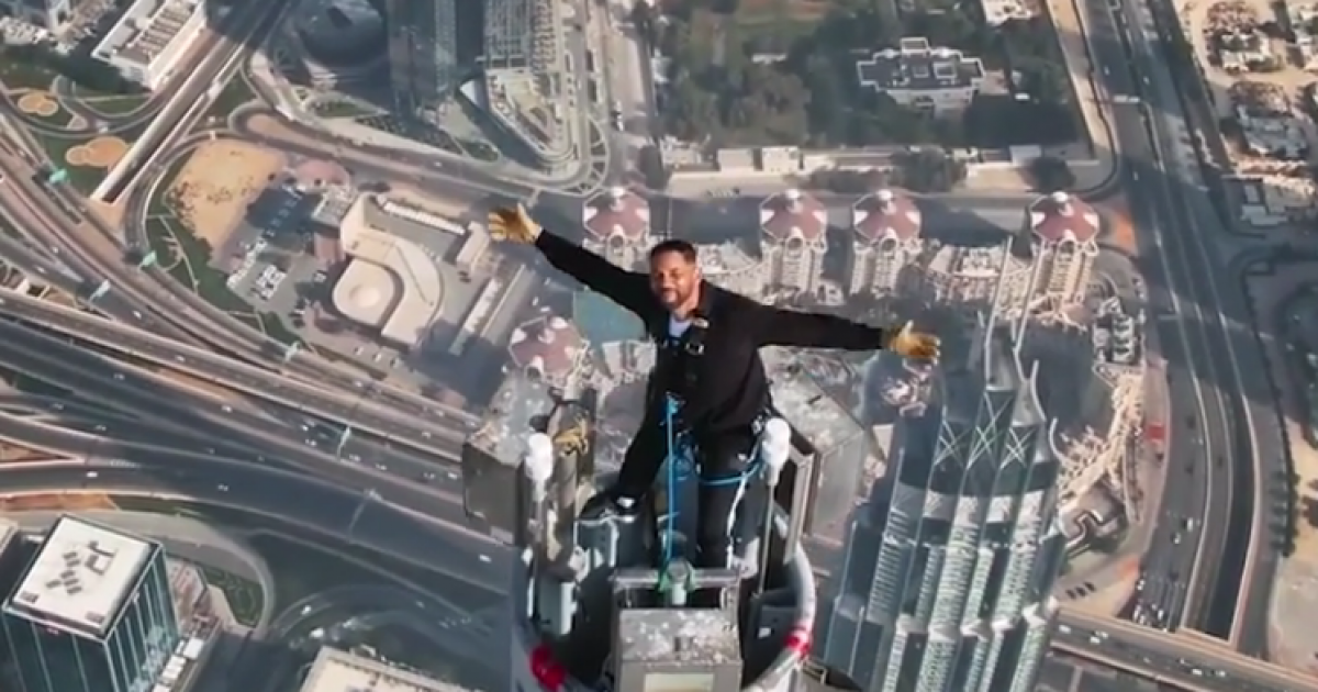 مشاهد مرعبة – الممثل الأمريكي ويل سميث يعتلي قمة برج خليفة
