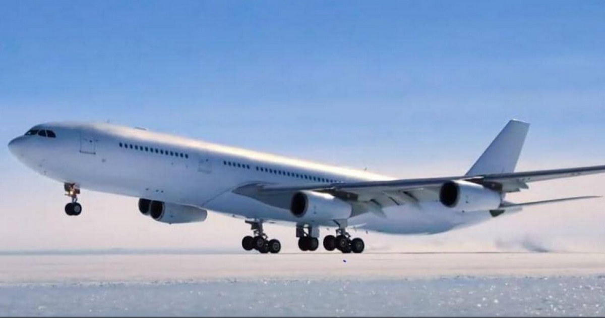 شاهد: كاميرات ترصد هبوط أول طائرة عملاقة على “الجليد الأزرق”