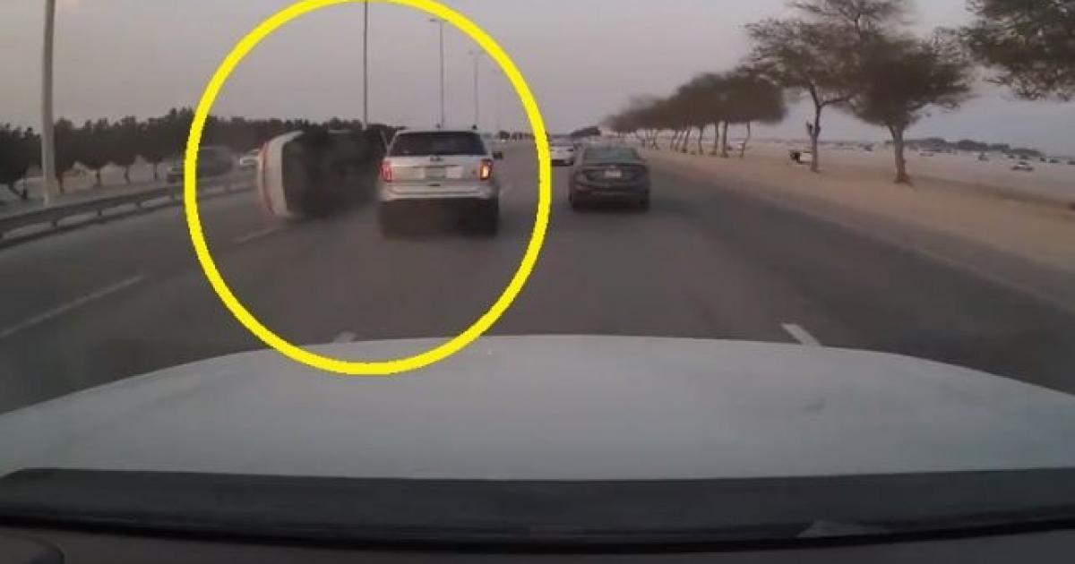 بالفيديو: لحظة انقلاب مركبة على طريق العزيزية في السعودية