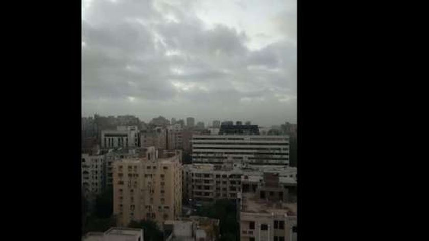السحب والغيوم تملأ سماء القاهرة وتحذيرات من انخفاض الحرارة.. «فيديو»
