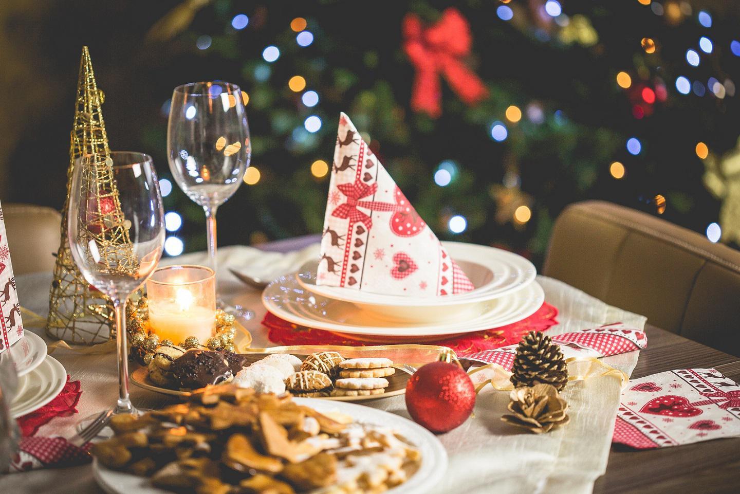 كيف يتم تحضير طاولة عيد الميلاد؟  كيف زينت الطاولة؟  فيما يلي بعض النصائح حول جداول العام الجديد