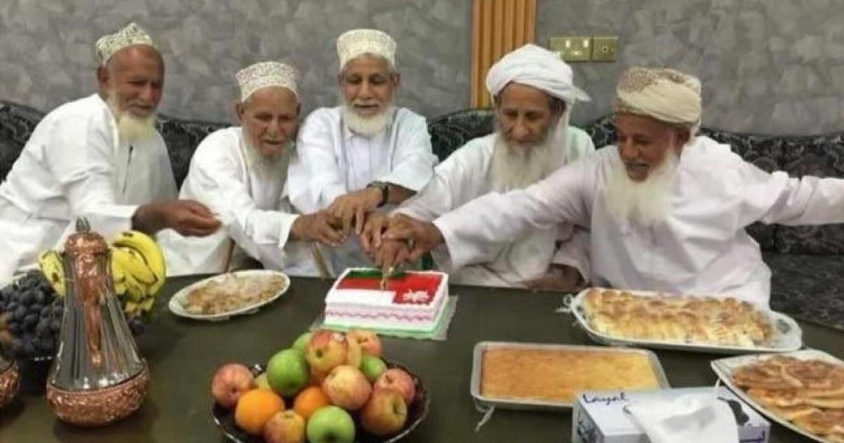 شاهد: خمسة توائم من سلطنة عُمان يحتفلون بعيد ميلادهم وبلوغهم سن الـ90 عام