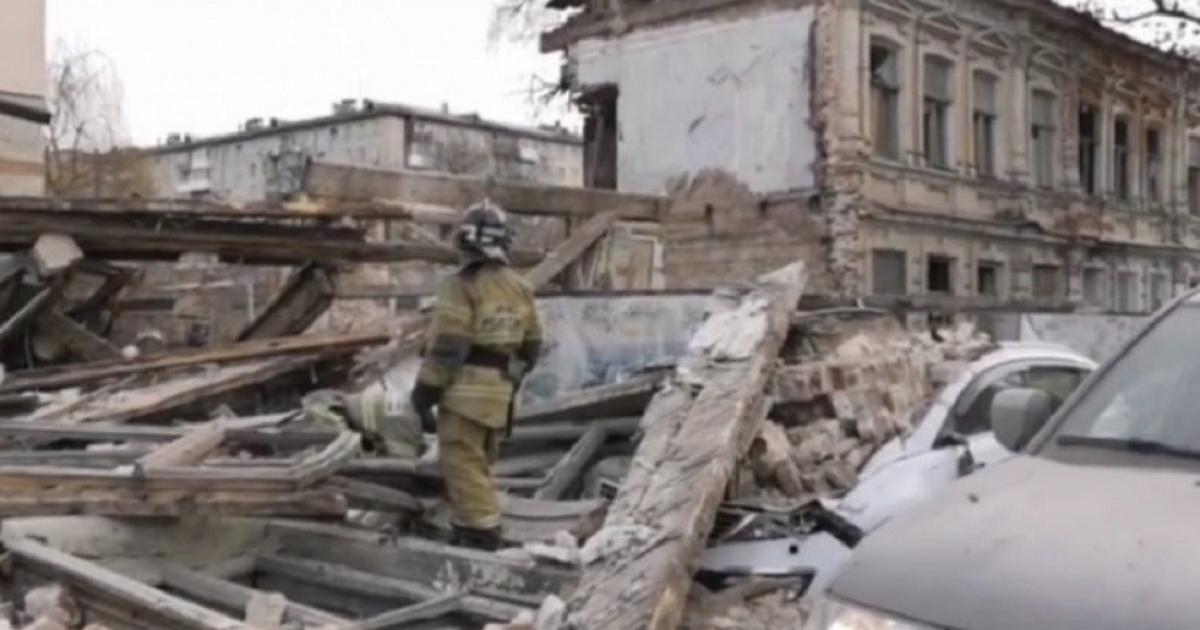 بالفيديو: شاهد: سقوط جدار منزل على سيارة وسائقها جنوب روسيا