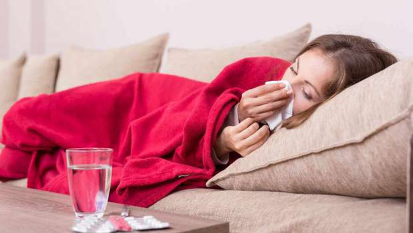 كيف تفرق بين أوميكرون والإنفلونزا؟.. 4 أعراض منها الطفح الجلدي والصوت