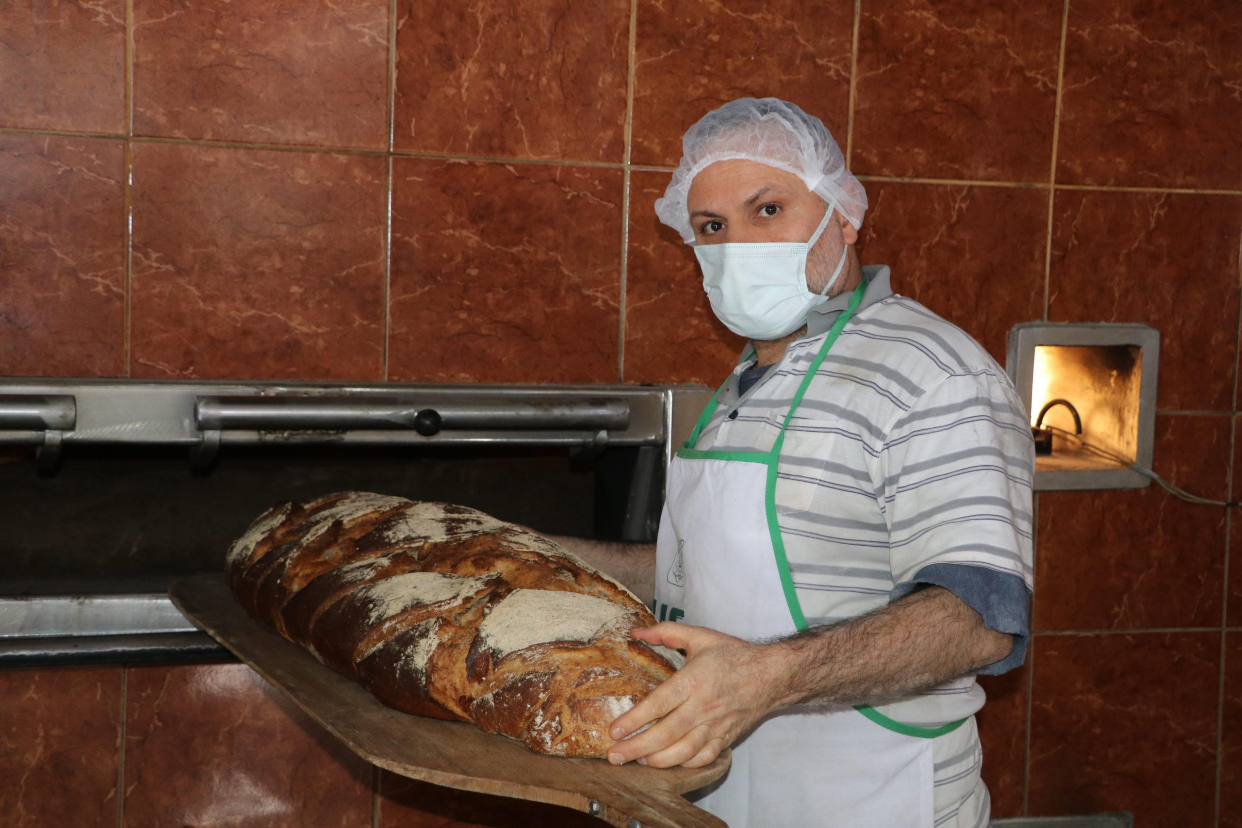 صنع 15 كيلو من الخبز المسمى “الحوت”