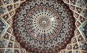 استخدمت الزخارف والرسوم بكثرة في الجدران والمساجد في الماضي والحاضر