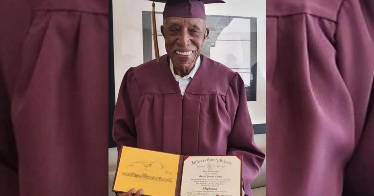 عاجل:: أمريكي يحصل على الثانوية العامة بعمر 101عام