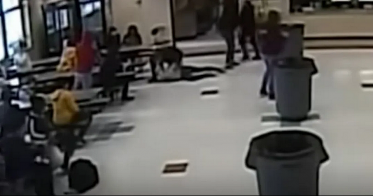 عاجل:: شاهد: شجار مدرسي ينتهي بخنق طالبة على طريقة “فلويد” بأميركا