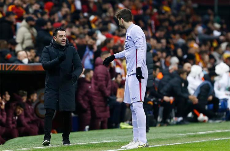الدوري الاسباني تشافي يوضح إصابة بيكيه وديست قبل مباراة برشلونة وريال مدريد