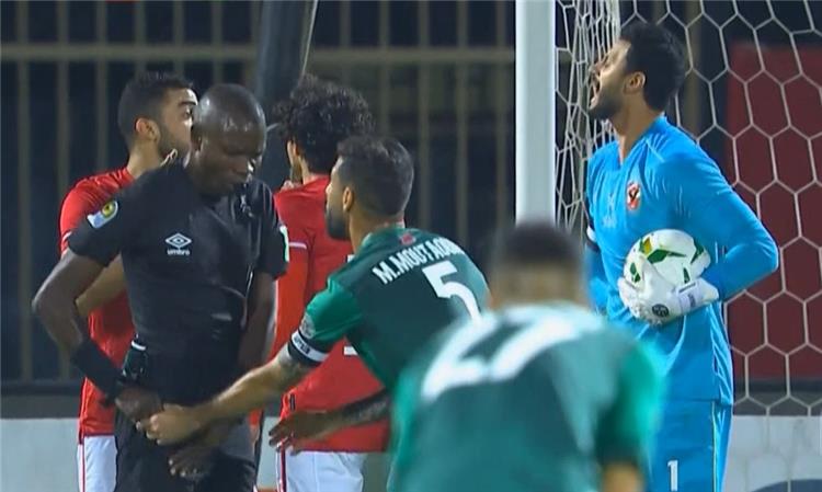 أخبار الأهلي فيديو | مشادة بين الشناوي ومحمد عبد المنعم في مباراة الأهلي والرجاء