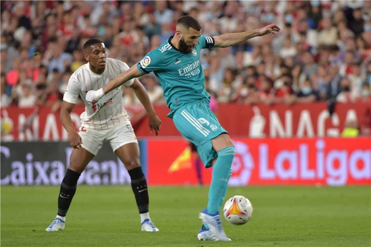 الدوري الاسباني فيديو | بنزيما يقود ريال مدريد إلى ريمونتادا قاتلة أمام إشبيلية ويقربه من لقب الليجا