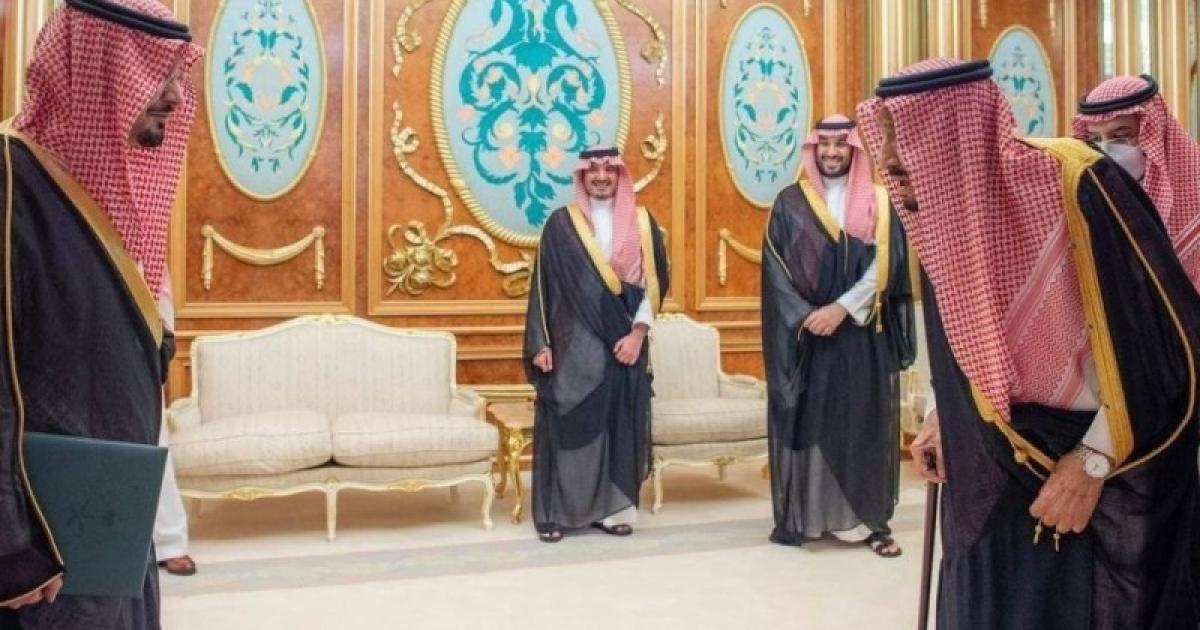 عاجل:: لحظة أداء الأمير سعود بن عبد الرحمن قسم تعينه نائباً لأمير الحدود الشمالية