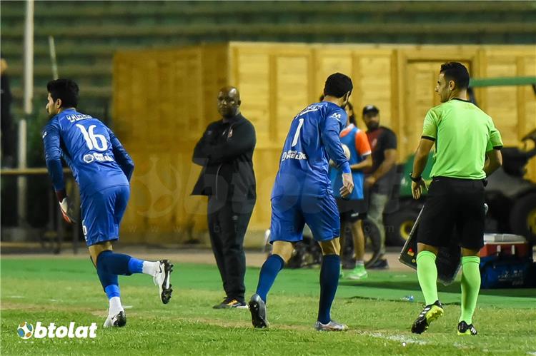 أخبار الأهلي فيديو | إصابة محمد الشناوي في مباراة الأهلي والبنك الأهلي واستبداله