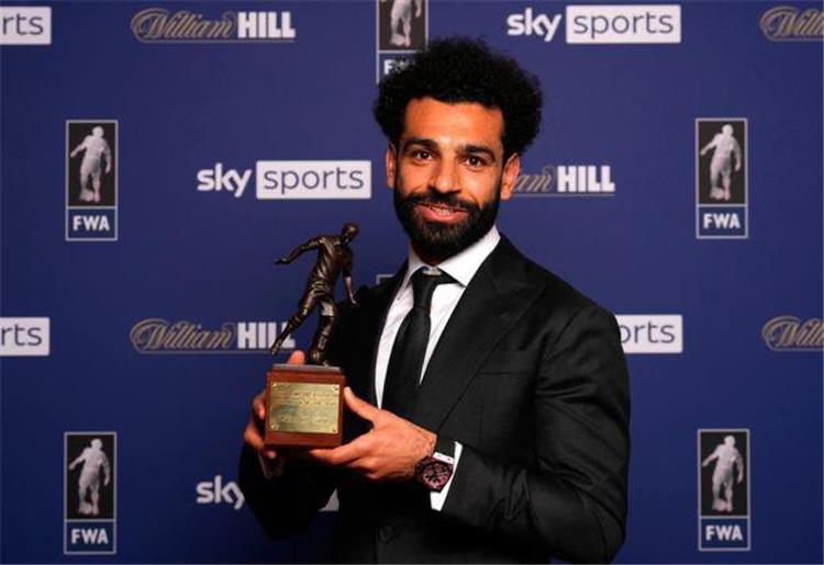 الدوري الإنجليزي صور | محمد صلاح يتسلم جائزة أفضل لاعب في إنجلترا