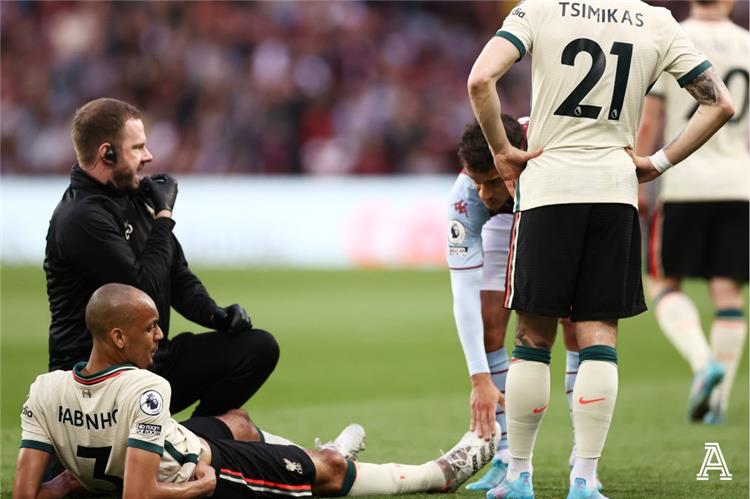 الدوري الإنجليزي فيديو | فابينيو يغادر مباراة ليفربول وأستون فيلا للإصابة
