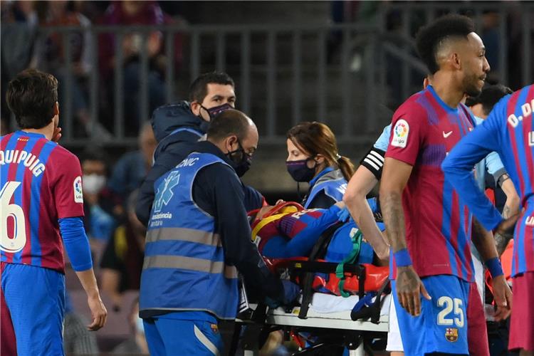الدوري الاسباني إصابة خطيرة لـ أراخو في مباراة برشلونة وسيلتا فيجو ونقله بسيارة إسعاف