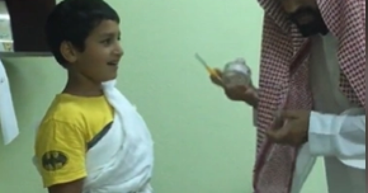 عاجل:: بالفيديو: معلم سعودي يبدع في تعليم طلابه مناسك العمرة