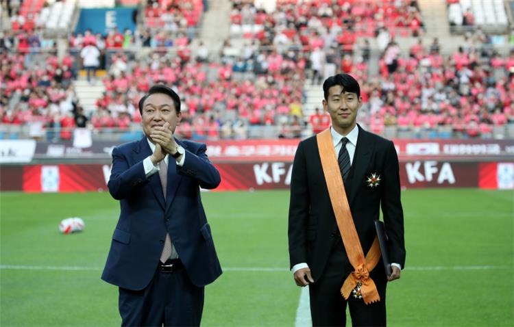 الدوري الإنجليزي سون هيونج يتسلم أعلى جائزة رياضية في كوريا الجنوبية