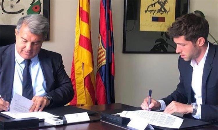الدوري الاسباني رسميًا | برشلونة يُعلن تجديد عقد سيرجي روبيرتو