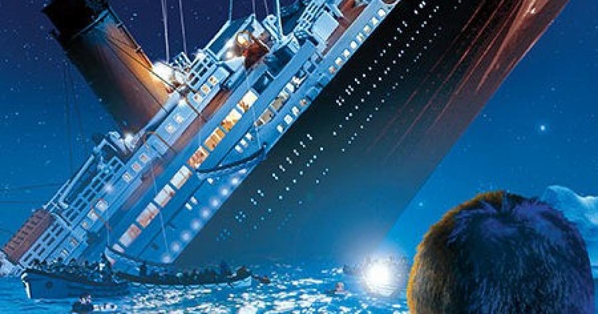 عاجل:: شاهد: فاجعة تيتانيك كادت أن تتكرر… سفينة سياح ضخمة ترتطم بجبل جليدي