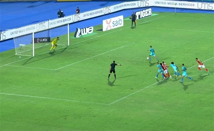 أخبار الأهلي فيديو | محمد الشناوي يتصدى لركلة جزاء في مباراة الأهلي وبتروجيت