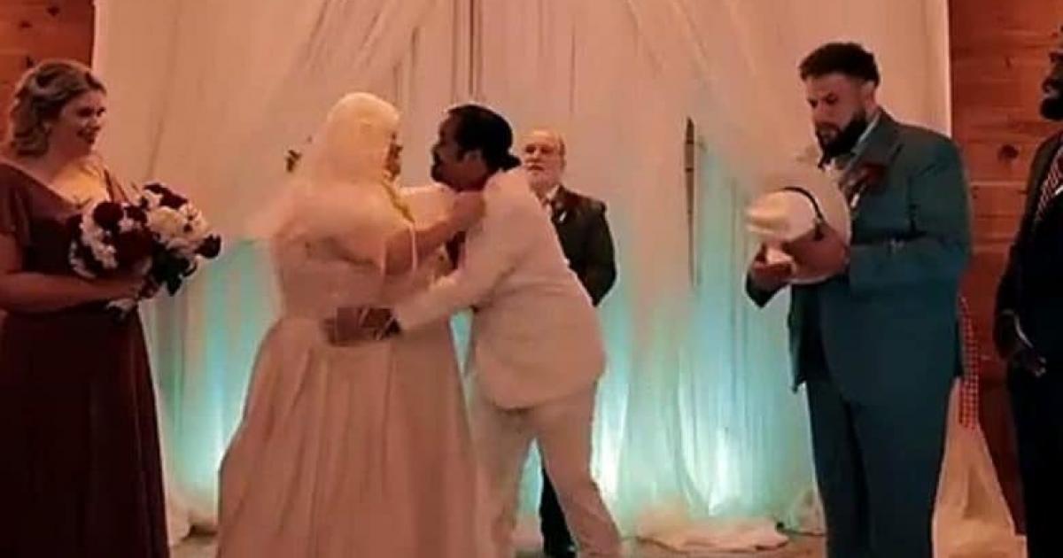 بالفيديو: مشهد قبلة مؤيد النفيعي في مسلسل مو عامر عبر نتفليكس يثير ضجة كبيرة