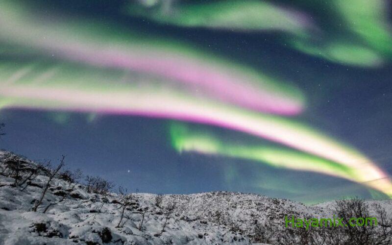 عاصفة مغناطيسية تثير الشفق القطبي الساحر فوق السماء النرويجية!