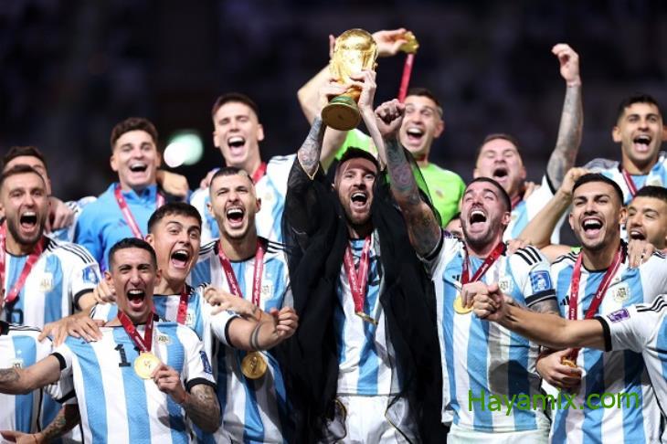 يحقق FIFA في احتفال الشيف نصرت بكأس العالم مع الأرجنتين